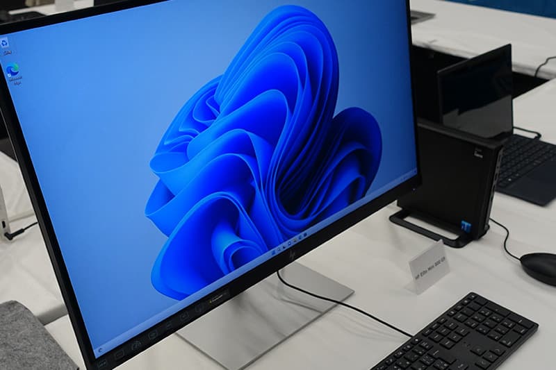 HPのモニターとデスクトップパソコン